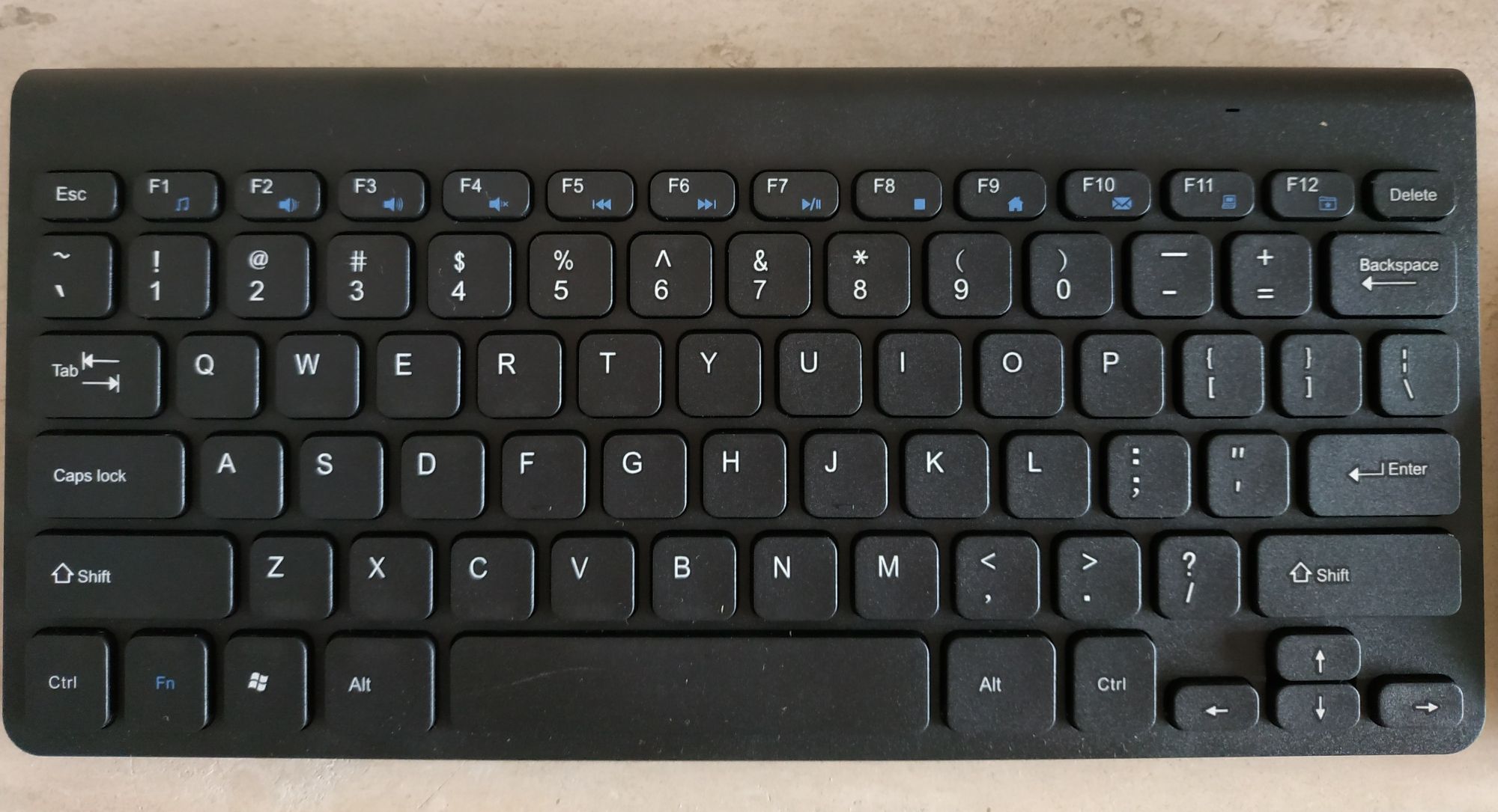 Vendo teclado preto e rato