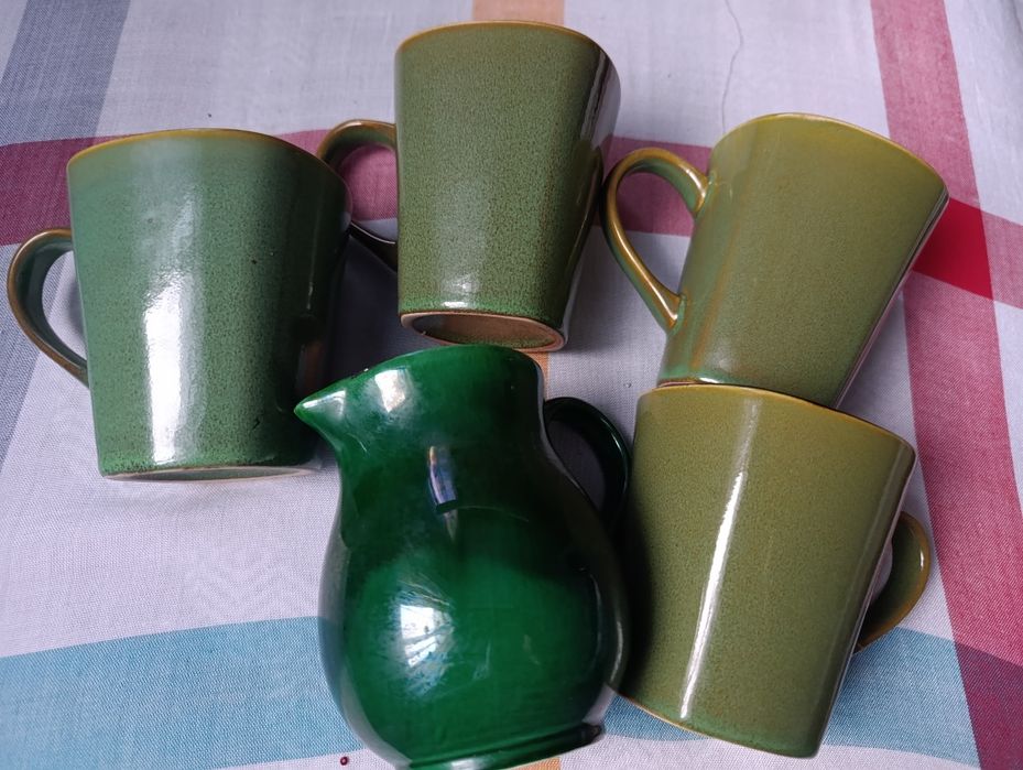 Набір глечик та чашки.