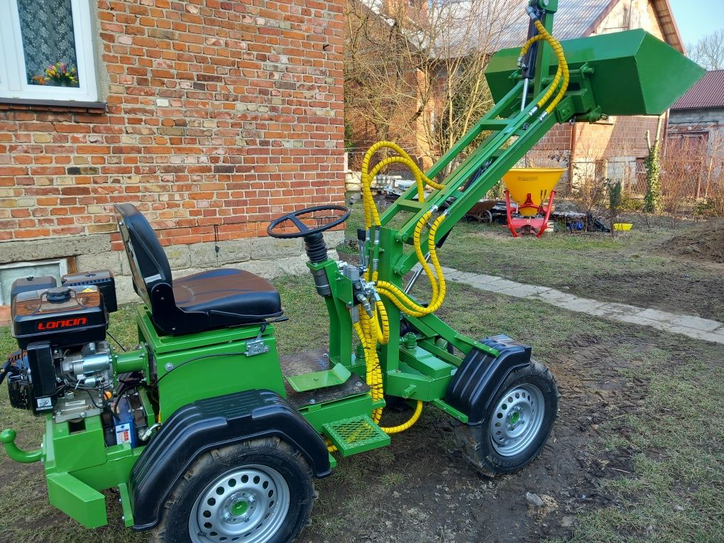 Miniładowarka o napedzie hydraulicznym.