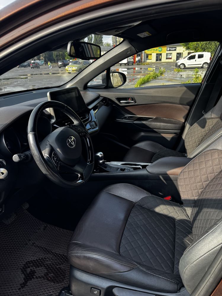 Toyota CH-R коричнева