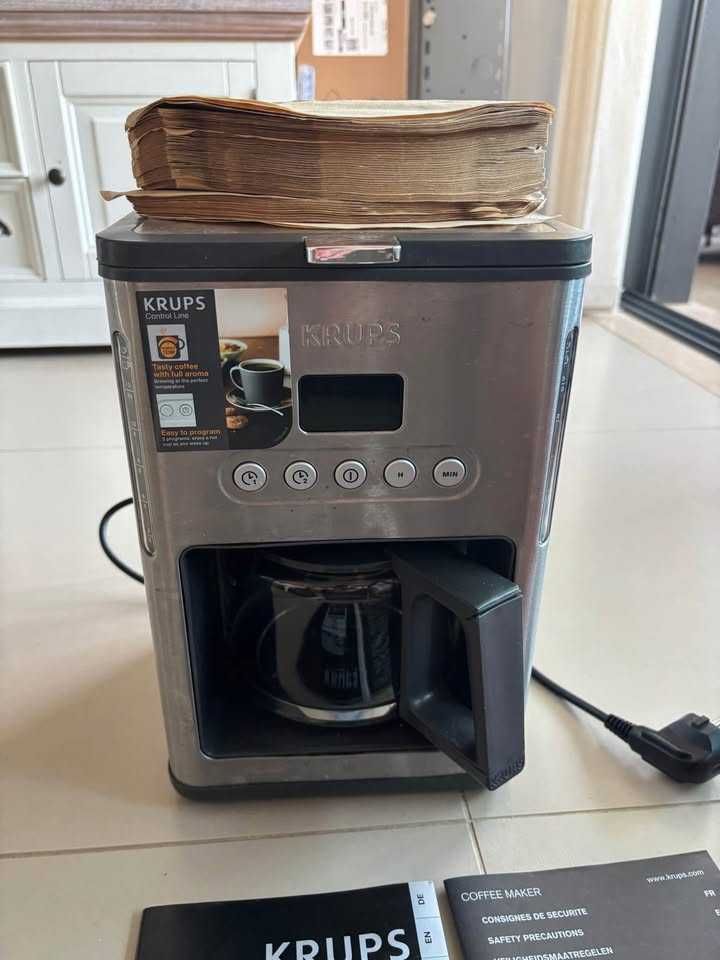 Maquina de café Krups e papéis de filtro