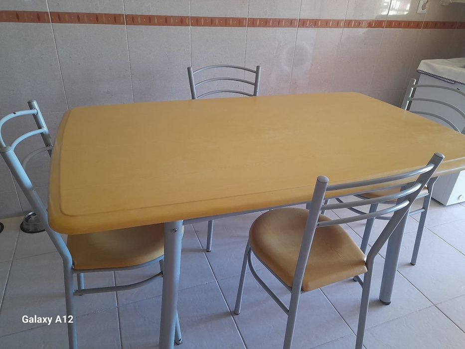 Mesa de cozinha com 4 cadeiras