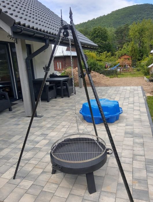 Grill  ogrodowy, grill z paleniskiem, trójnóg.