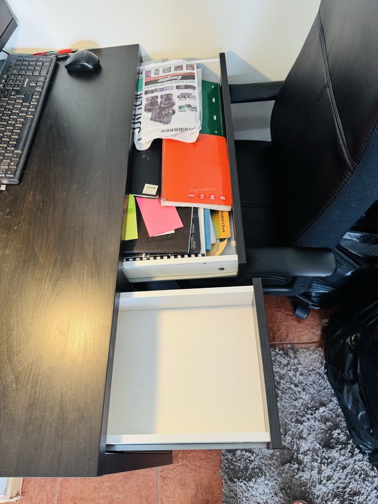 Secretária MICKE + Candeeiro FORSÅ (IKEA)