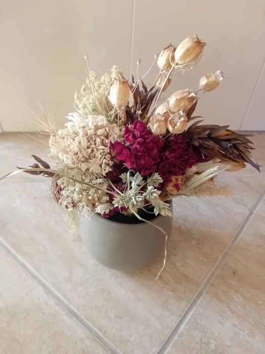 Ramos de flores secas em vaso decorativo