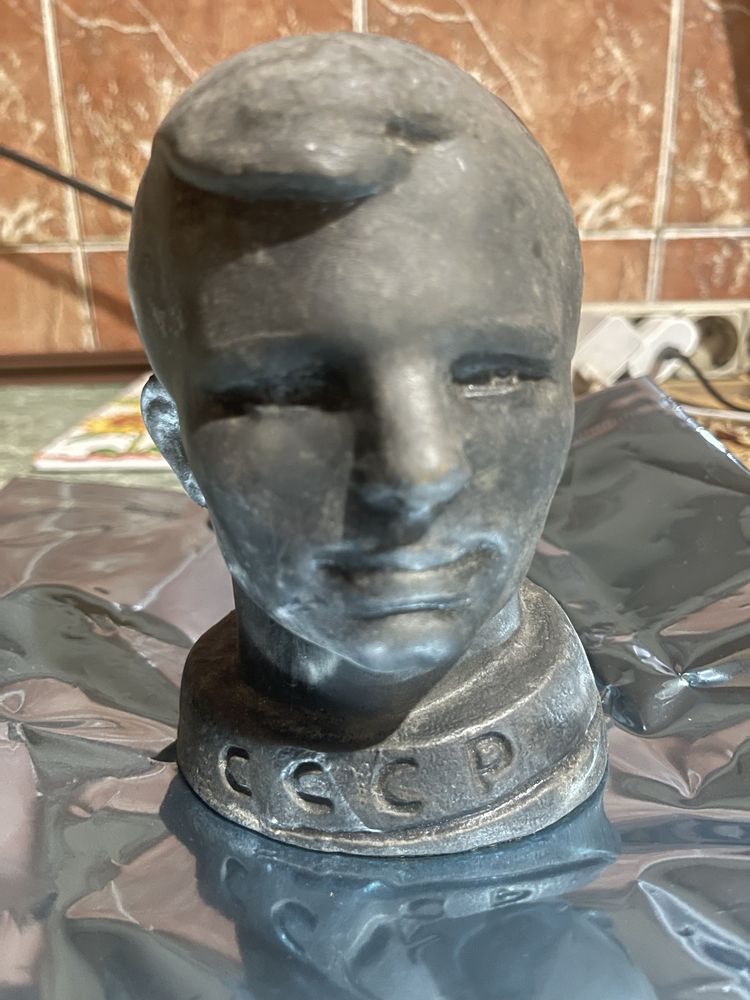 Продам бюст Юрія Гагаріна