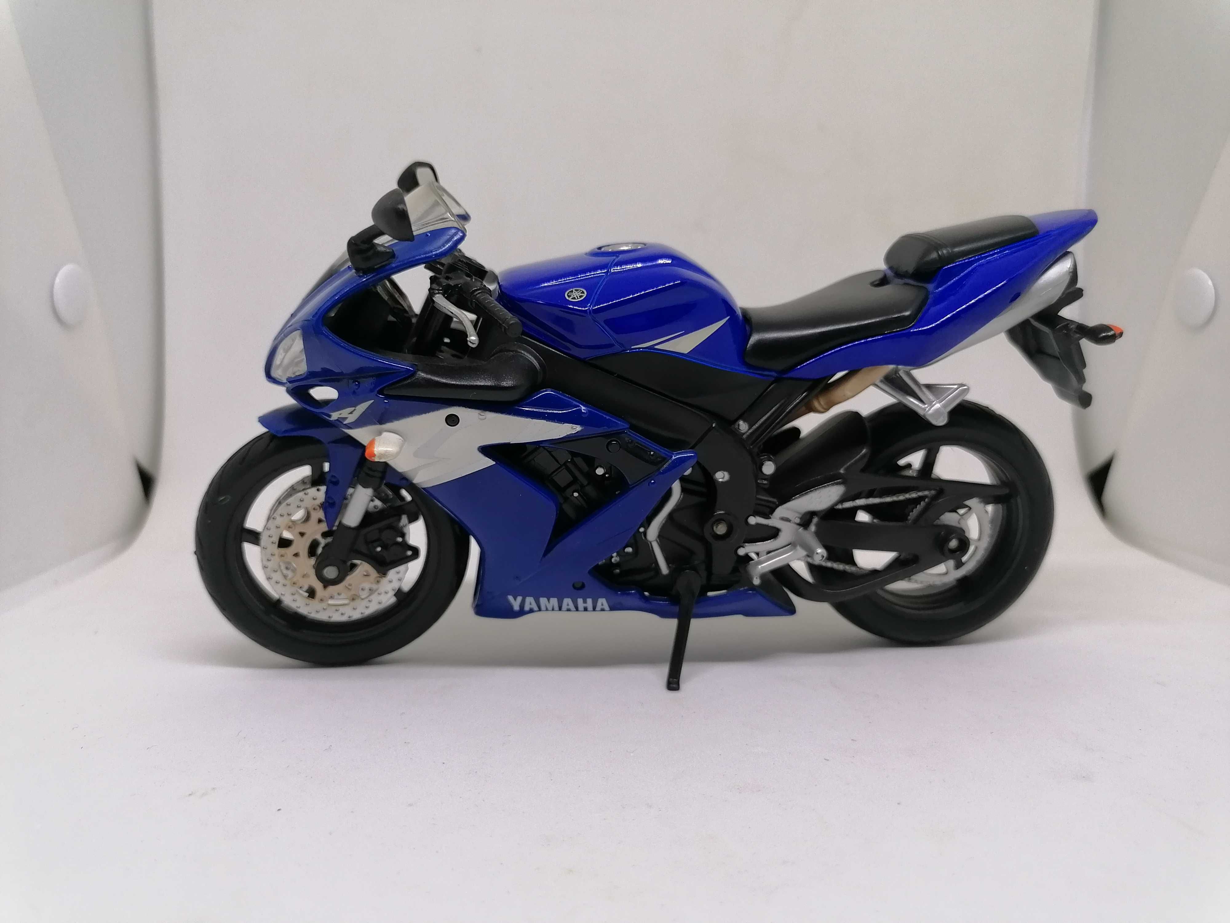 Yamaha YZF-R1 Maisto 1/12 + książka z motocyklami