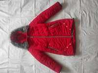 Зимова червона курточка