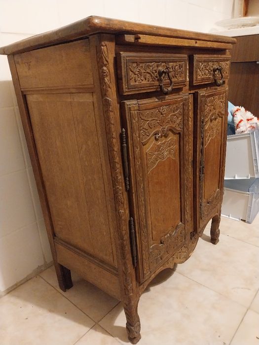 Pequeno móvel antigo usado