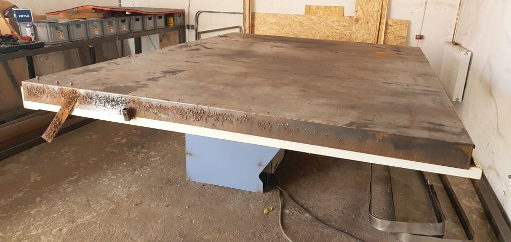 Stol spawalniczy z ruchomym blatem