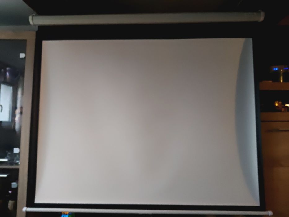 Ekran projektora 1:1 szer: 149cm