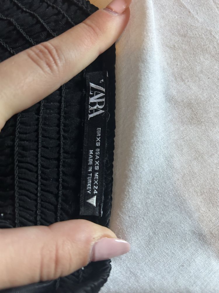 vestido preto, bonito e bastante elegante.