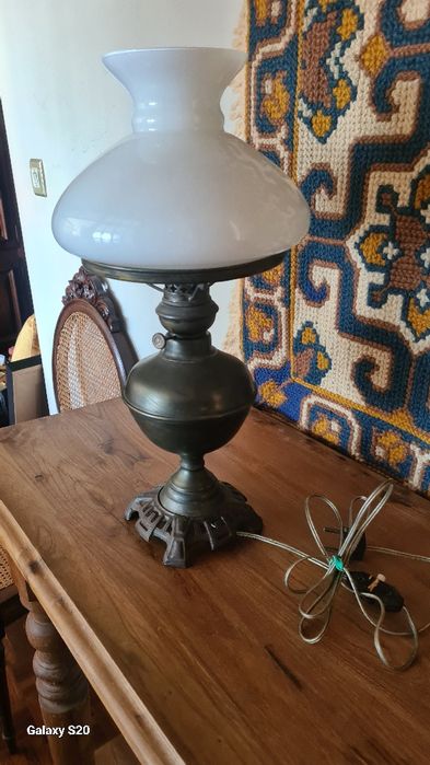Candeeiro de mesa bonito