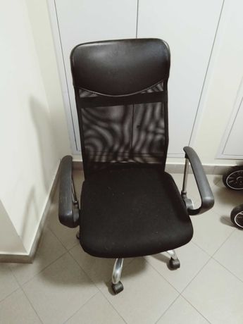 Krzesło biurowe obrotowe na kółkach.