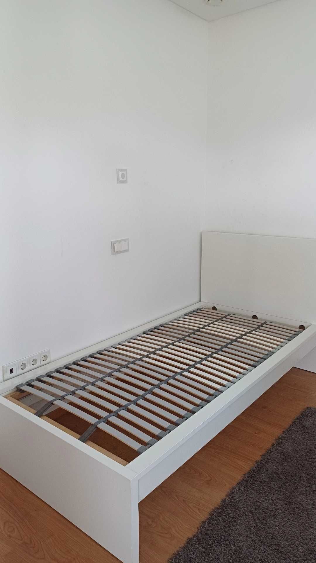 Cama com estrado do IKEA Malm 90x200