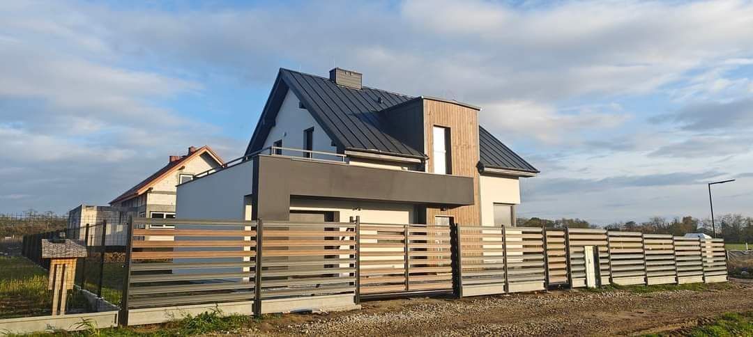 Sztachety metalowe, płot, brama