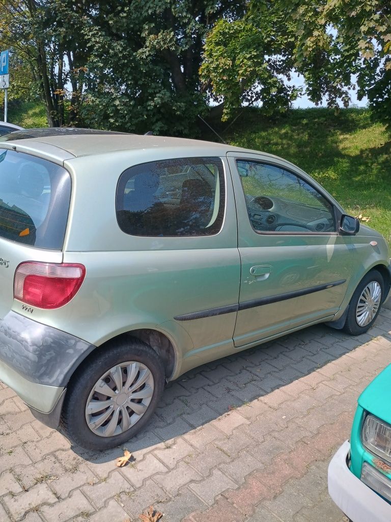 Toyota yaris 2002 jeździ skręca hamuje