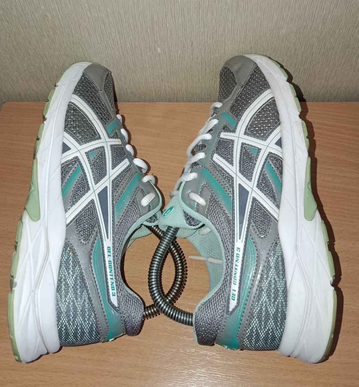 Кросівки фірми Asics 39 розміру
