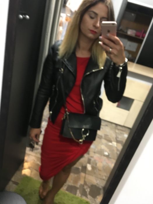 Asymetryczna czerwona dopasowana sukienka