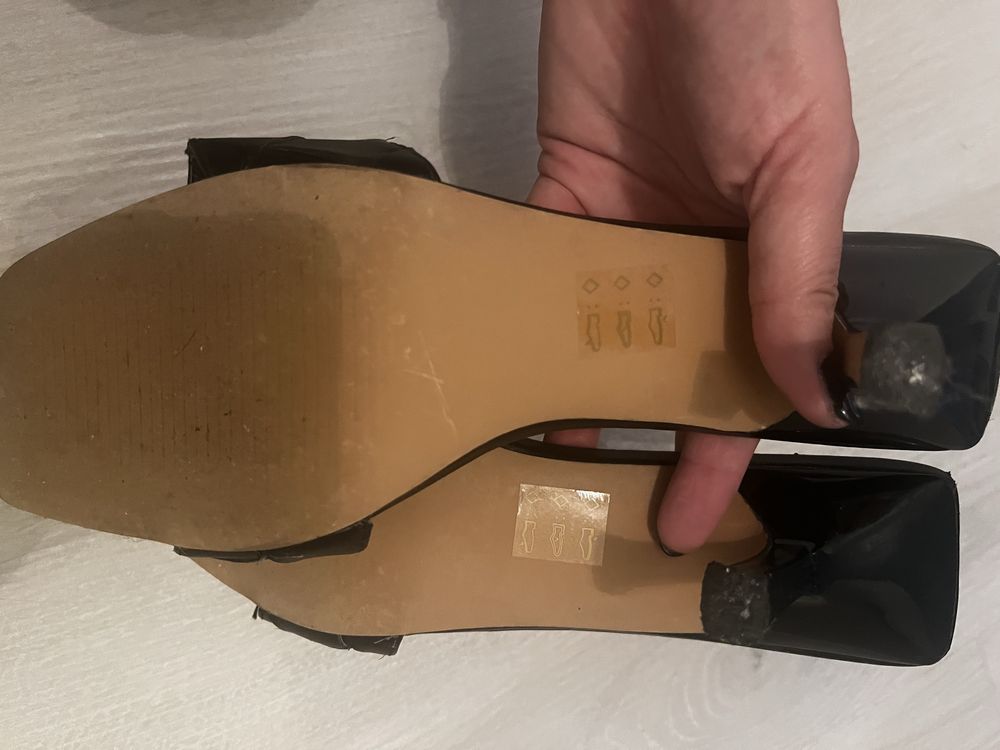 Czarne klapki na małym oncasie Steve Madden 39