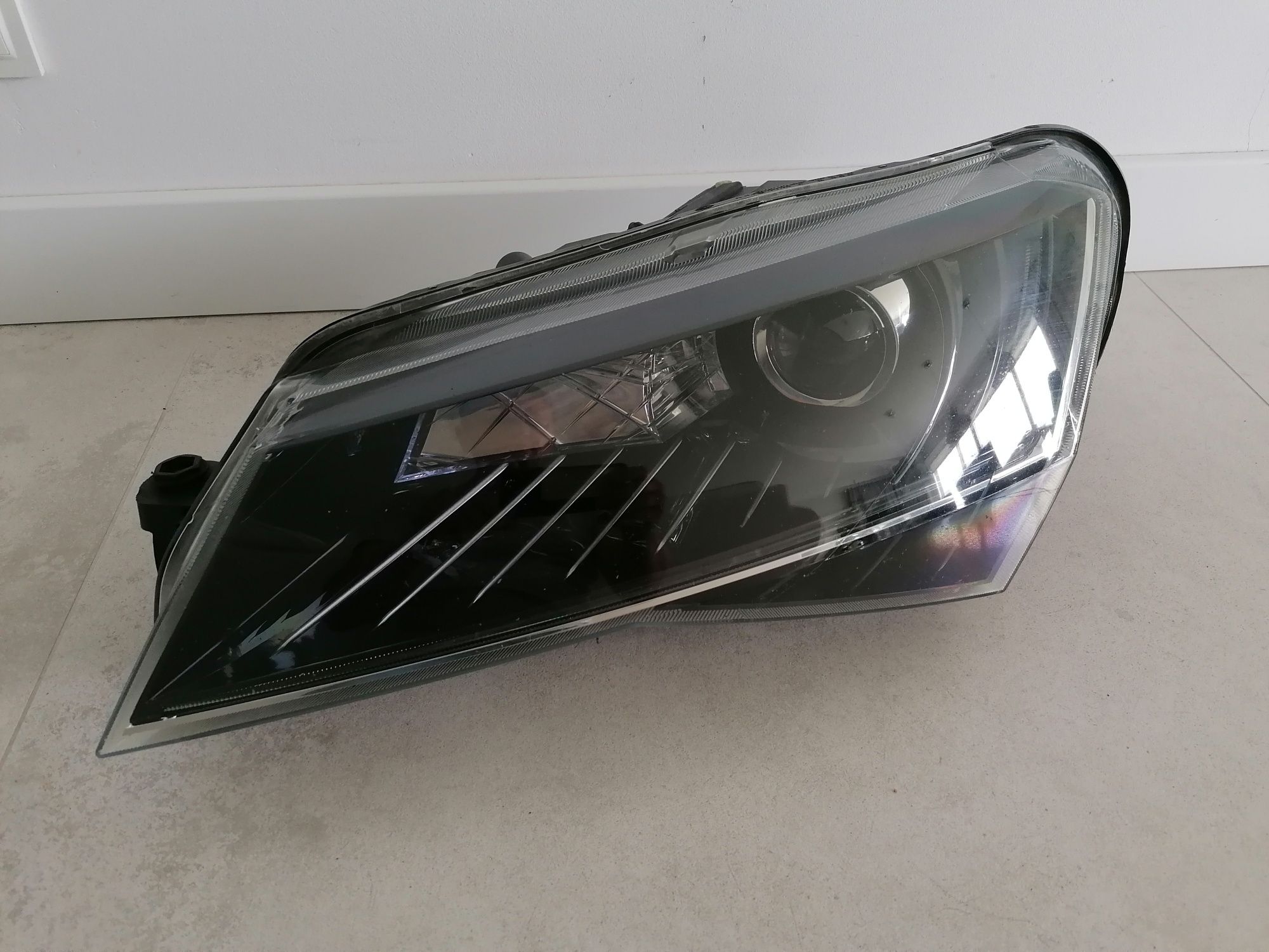 Lampa Lewa Skoda SuperB III 3 3V1 Bi-xenon Led Oryginał