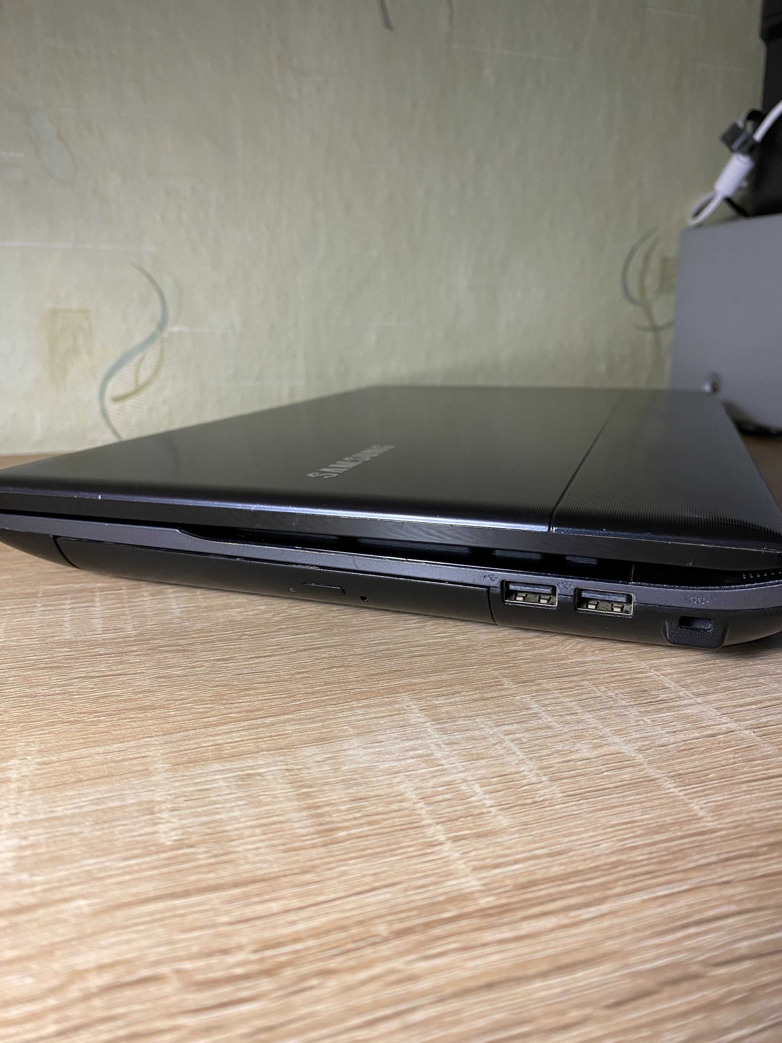 Ноутбук Samsung NP300e5x