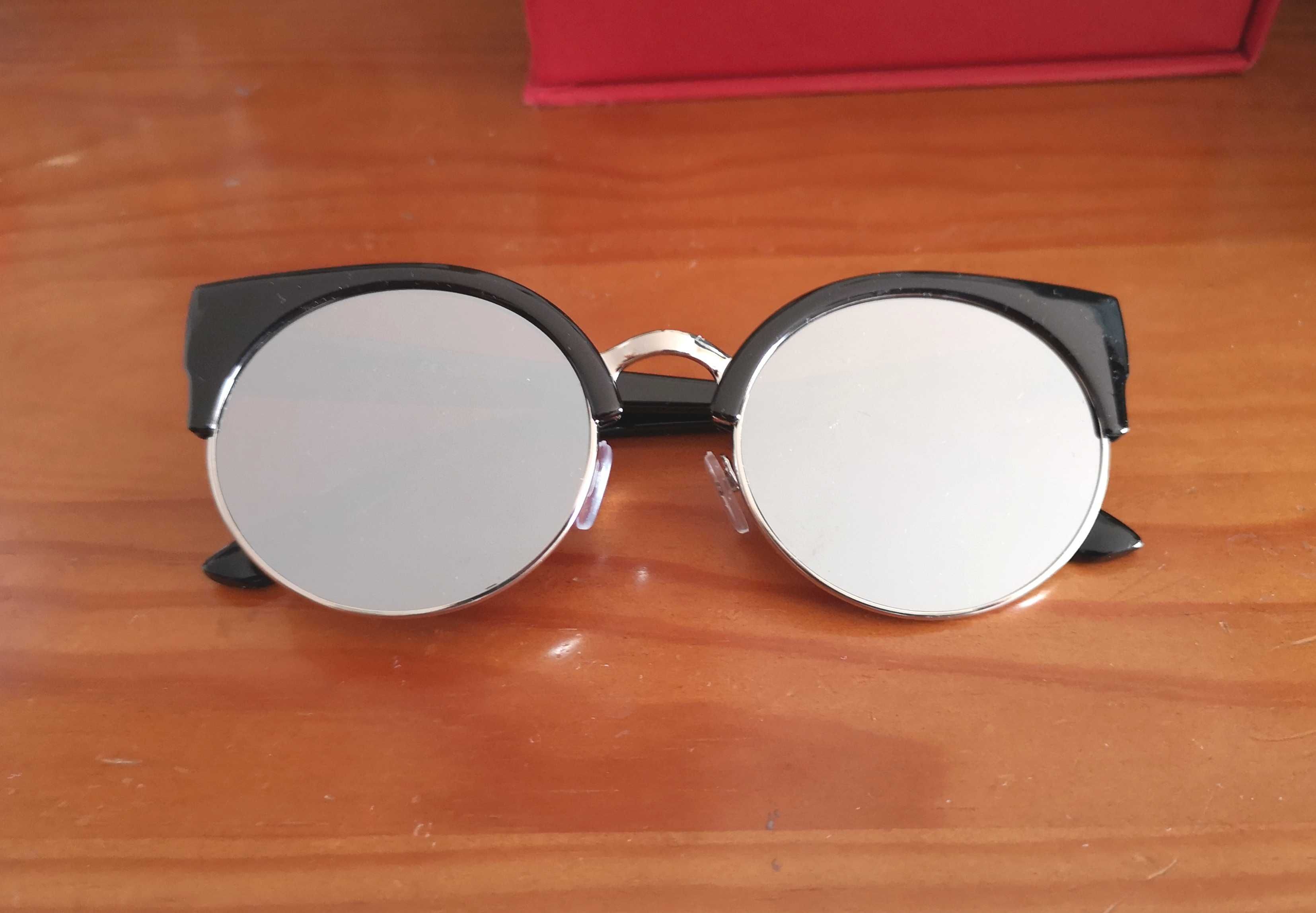 Óculos de sol prateados com parte de cima em preto