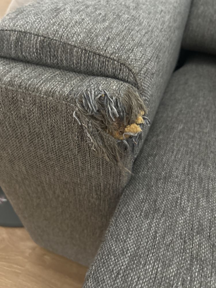 Sofá cinzento com chaise lounge e armazenamento
