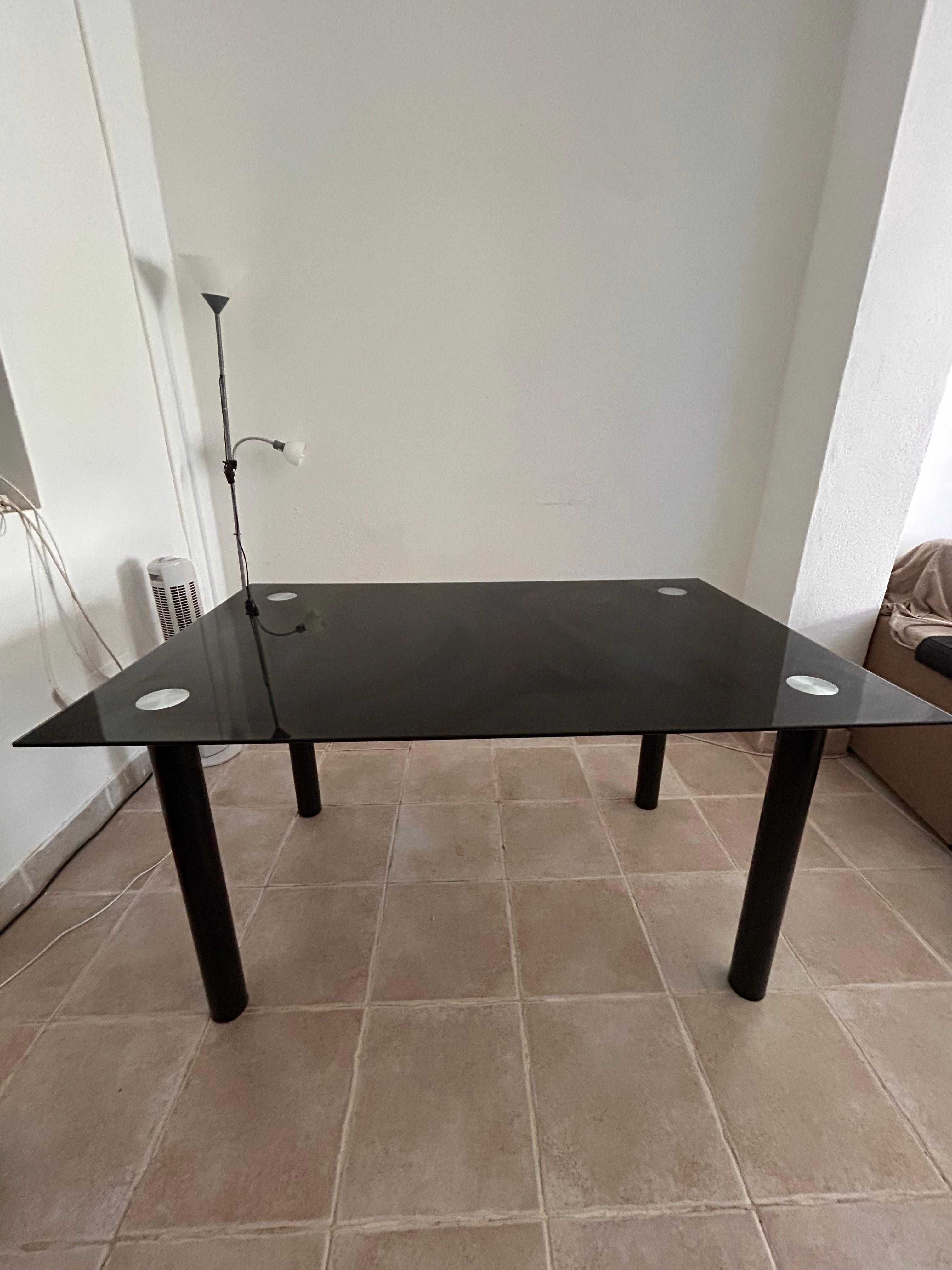 Mesa de Jantar com Tampo de Vidro