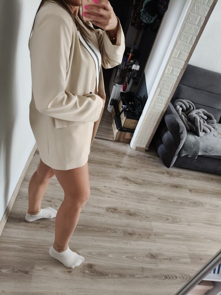 Nowa beżowa marynarka oversize