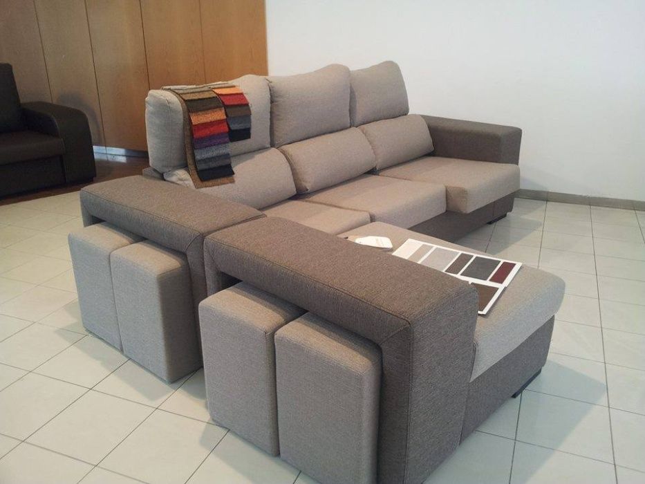 Sofa chaise reversivel + 4 puffs + Bau novo