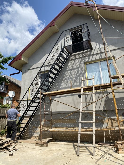 Металеві сходи з деревяними сходинками