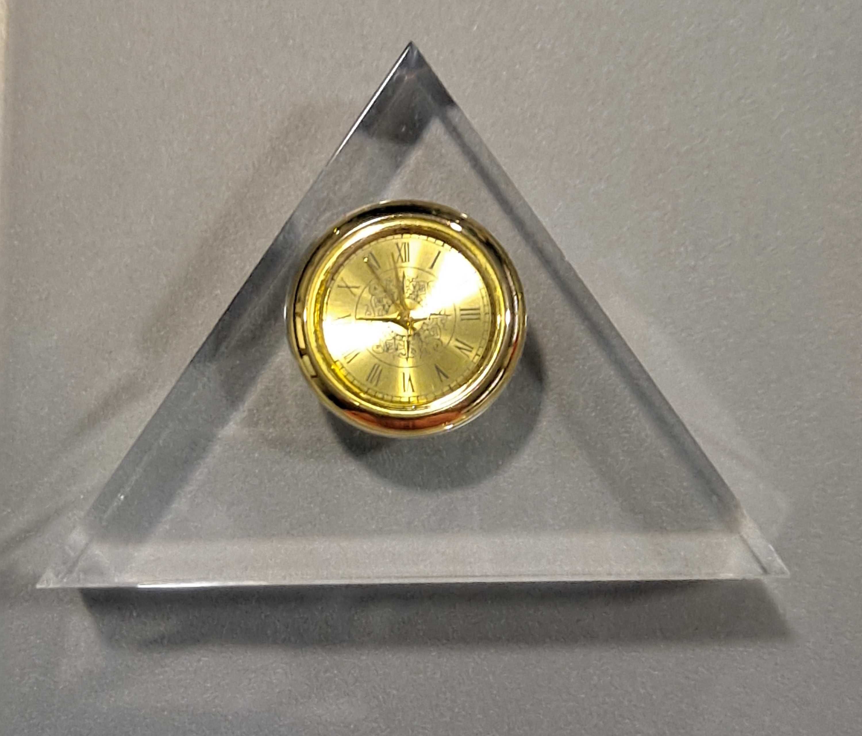 Triângulo de Cristal com Relógio