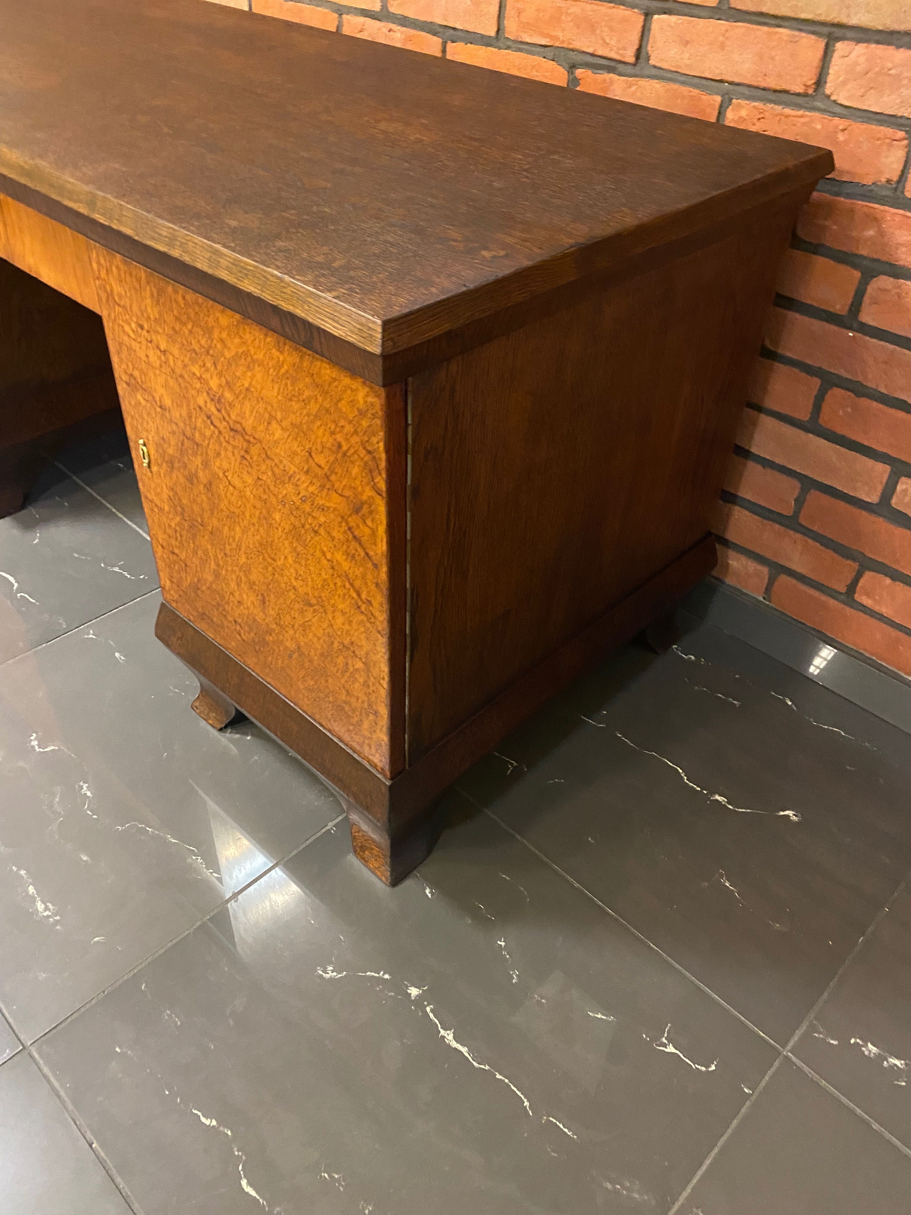 stare dębowe dwustronne biurko gabinetowe