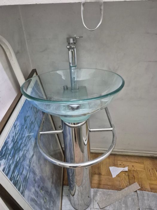 Lavatorio redondo em vidro com torneira