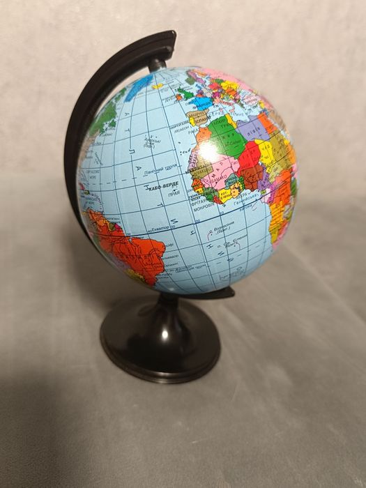Глобус на підставці