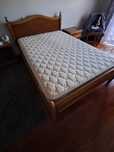 Mobília de quarto (armário, cama, mesinha cabeceira)