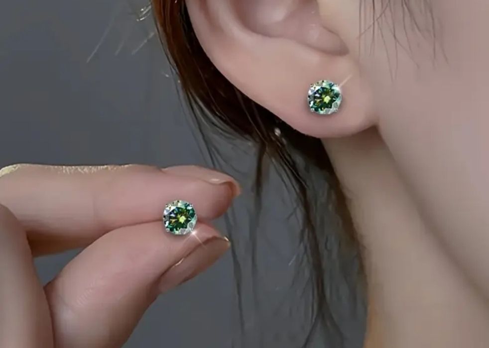 Яскравий муассаніт зеленого кольору , срібні з покриттям платини. Серт