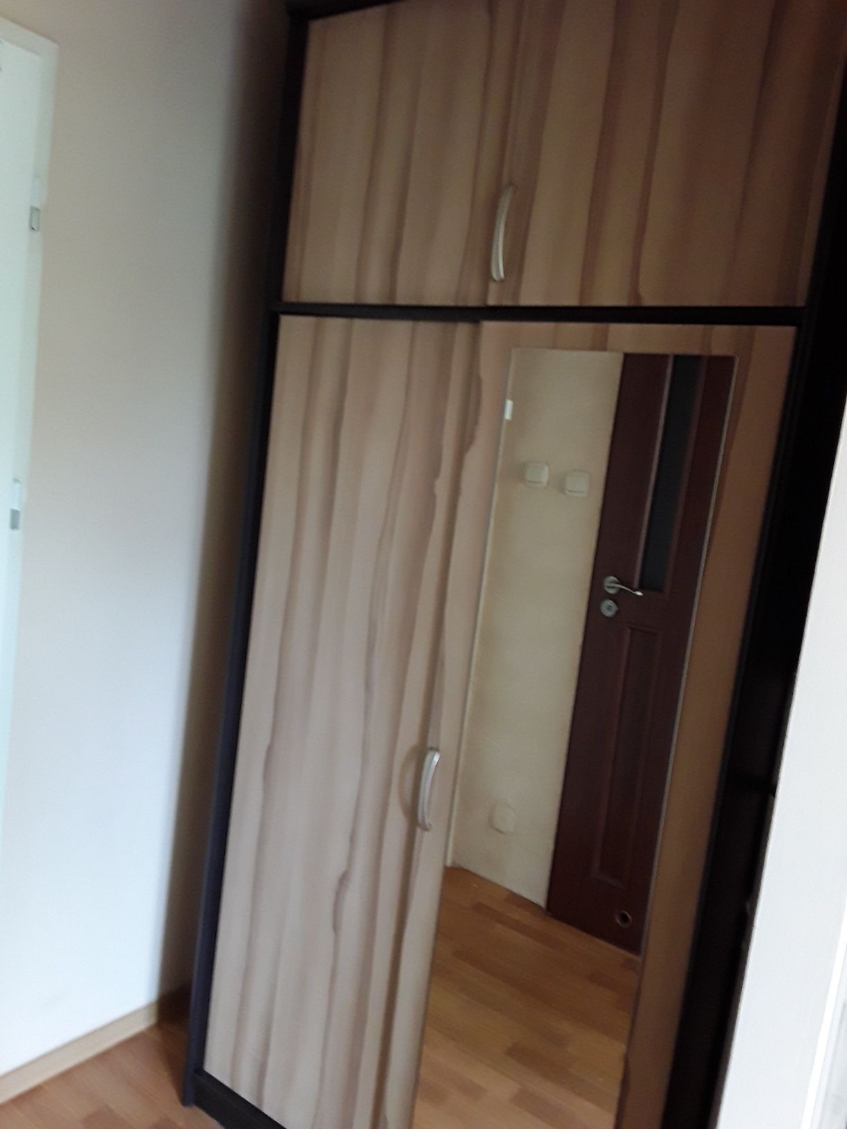 Sprzedam   szafę  z lustrem