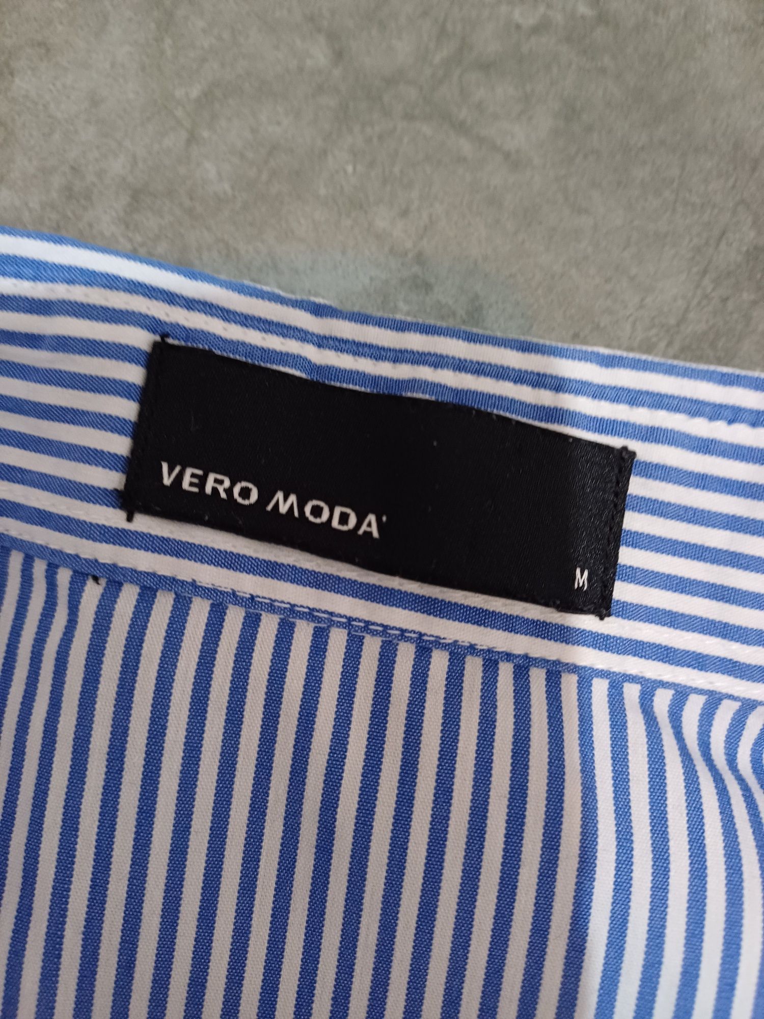 Elegancka bluzka damska podkreśla figurę Vero Moda r. M