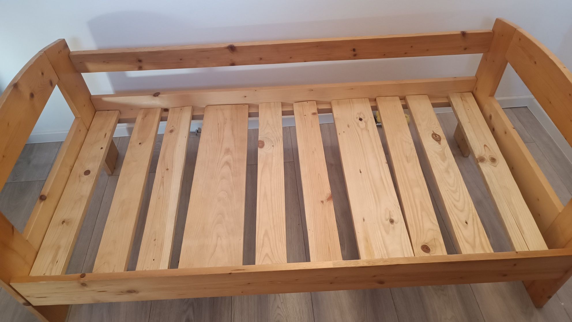 Drewniane solidne łóżeczko dziecięce