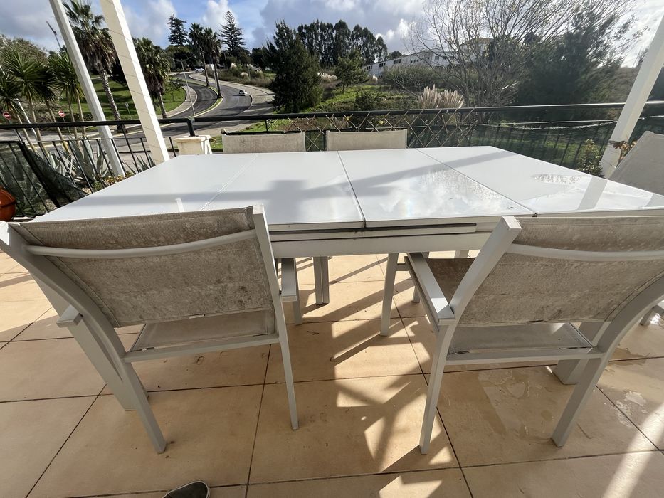 Mesa Extensivel e 6 caseiras