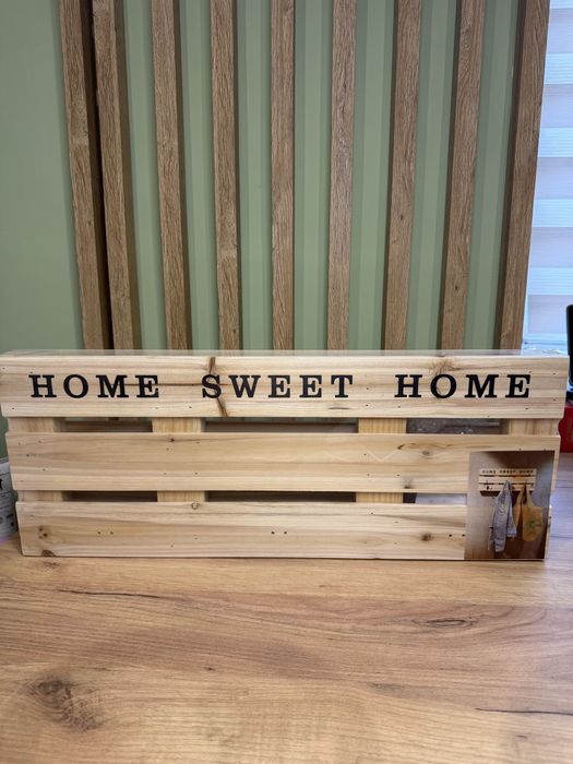 Drewniana półka z wieszakami „Home Sweet Home