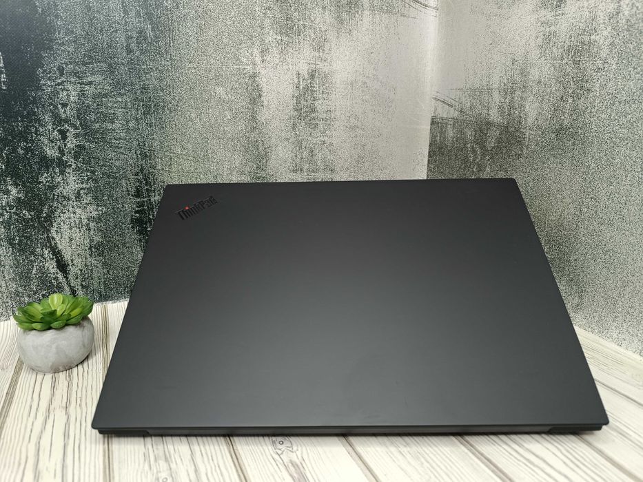 Lenovo ThinkPad P1 G3 15.6"\IPS\FHD\i7-10850H\SSD512\NVIDIA Quadro 4GB