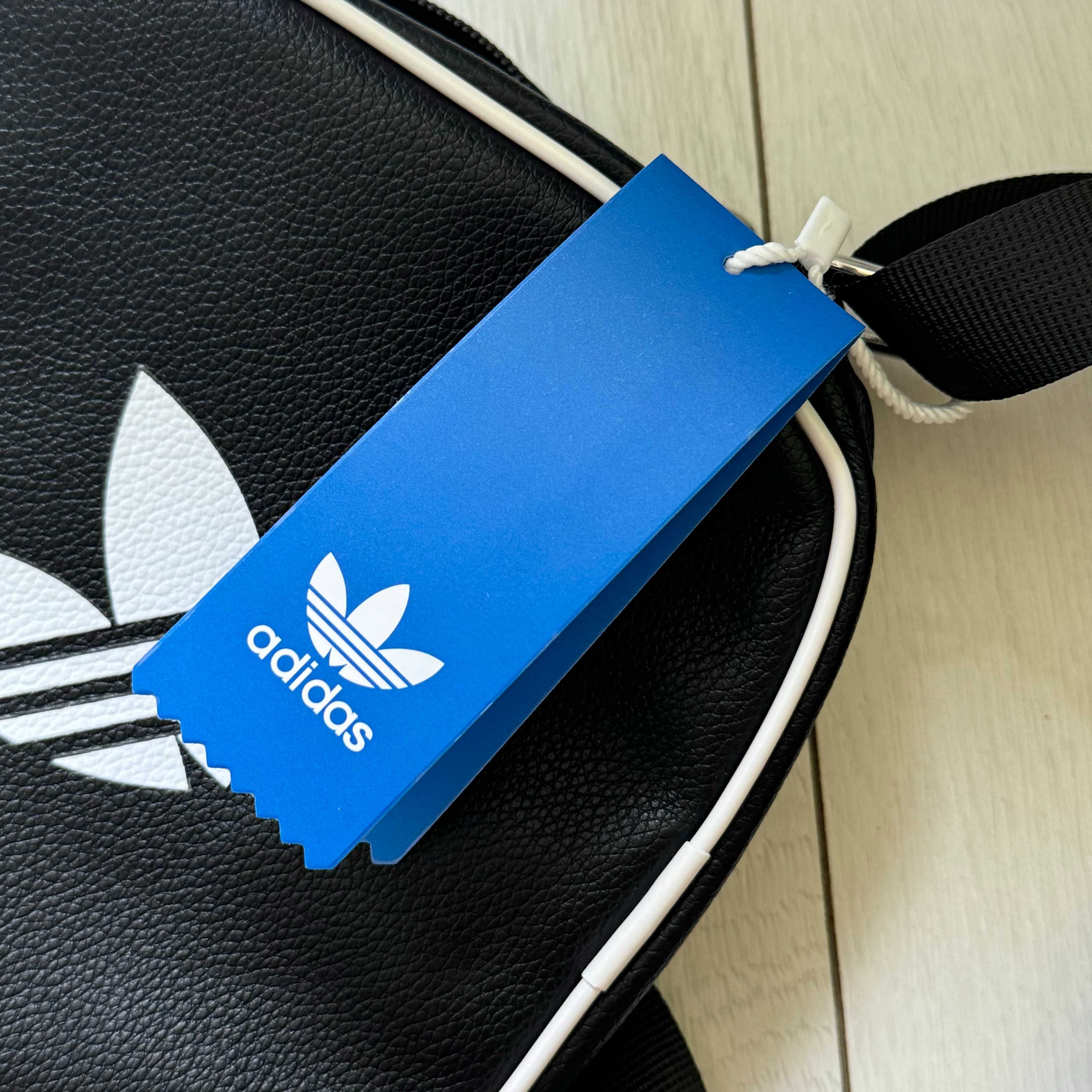 Сумка через плече Adidas Originals JD550 у чорному кольорі.