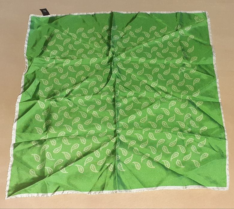 Varios Lenços - 1 é da marca Hugo Boss