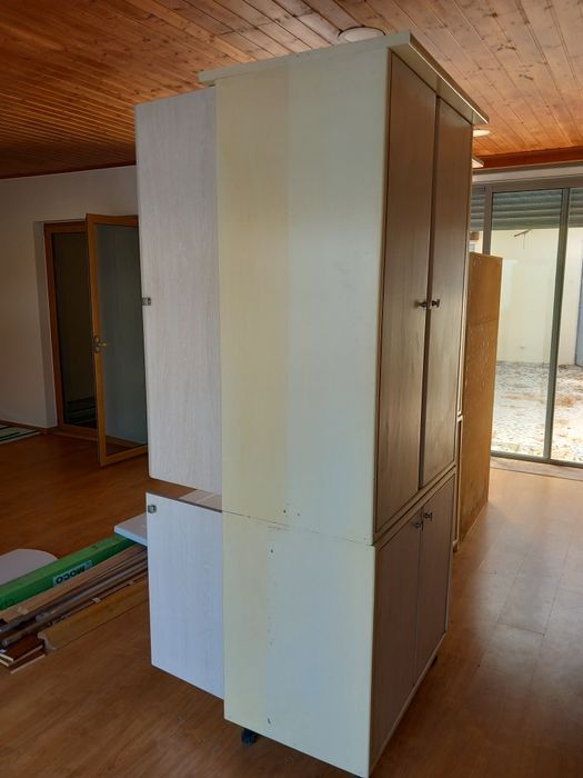 Estante com prateleiras de madeira e vidro