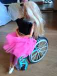 Lalka Barbie na wózku