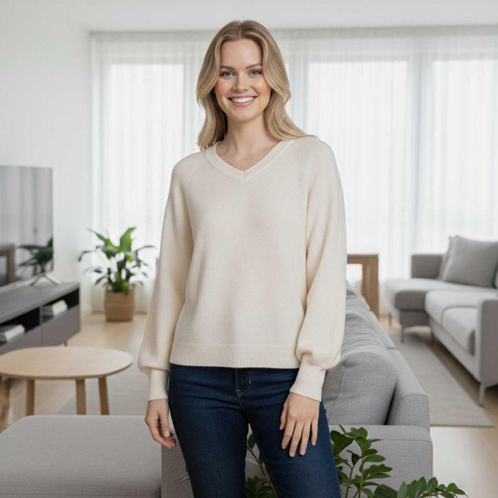 Sweter damski luźny V-neck, śmietankowa biel, wełna 60%, rozmiar M
