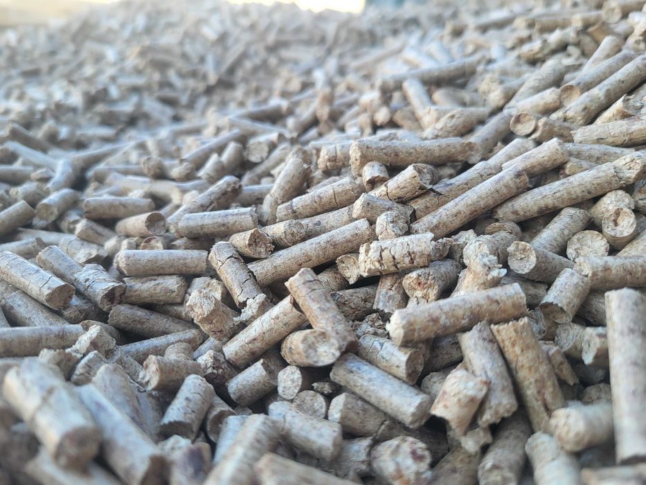 więźba dachowa, deski, pellet